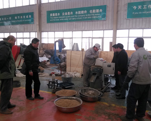 客戶(hù)和吉姆克技術(shù)人員正在顆粒機生產(chǎn)車(chē)間進(jìn)行現場(chǎng)試機